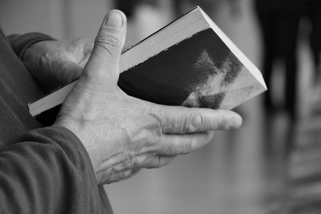 Hand mit Buch