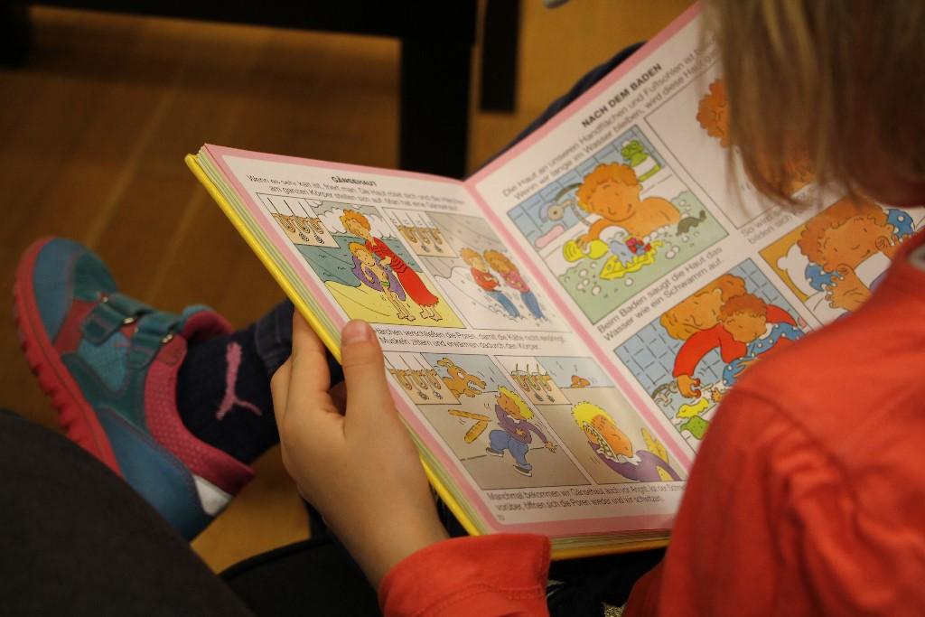 Kind liest ein Buch