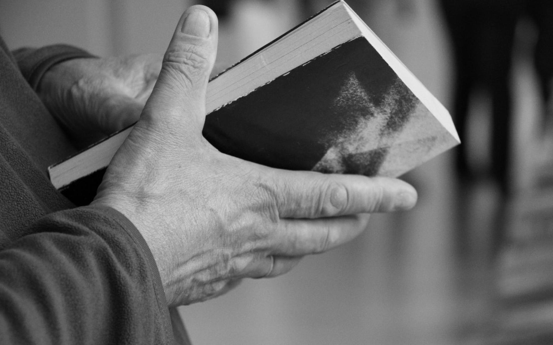 Hand mit Buch