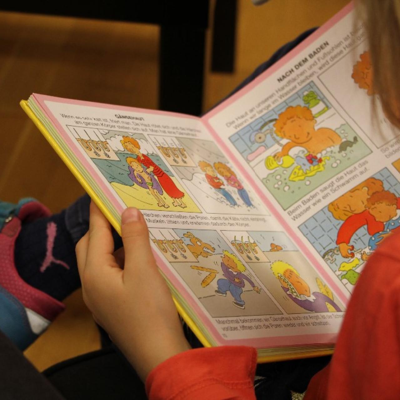 Kind liest ein Buch